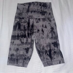 Lululemon size 6 high rise Gray and Black Tie-Dye Legging bike shorts
